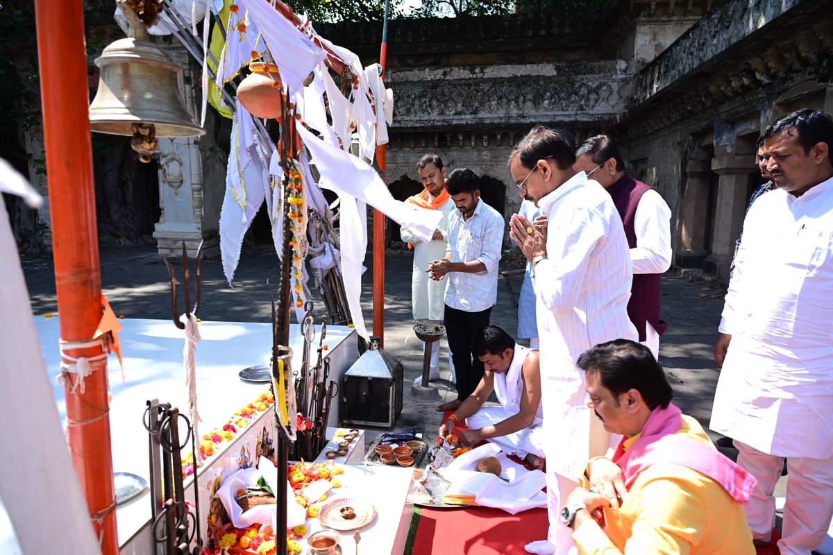 vdsharmabjp's tweet photo. कटनी जिले के विजयराघवगढ़ स्थित प्राचीन किले में पूज्य संत बरम बाबा जी की समाधि का दर्शन कर आशीर्वाद लिया। 

#KhajurahoLoksabha https://t.co/rAAhjca2qQ