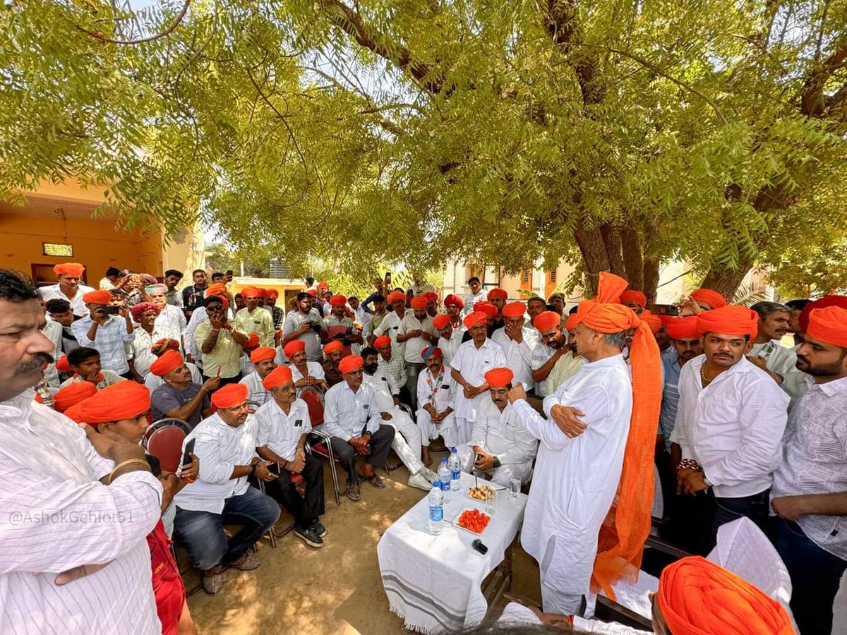 UmsinghINC's tweet photo. भोमिया राजपूत समाज के समाजबंधुओं ने पूर्व मुख्यमंत्री अशोक गहलोतजी का केसरिया साफा पहनाकर स्वागत किया। साथ ही अशोक गहलोत ने अपने पुत्र लोकसभा प्रत्याशी वैभव गहलोत का सहयोग करने की अपील की। इस अवसर पर पूर्व विधायक गुलाब सिंहजी परमार, सहित भोमिया राजपूत समाज के समाजबंधु उपस्थित थे। https://t.co/WIKag7x8ot