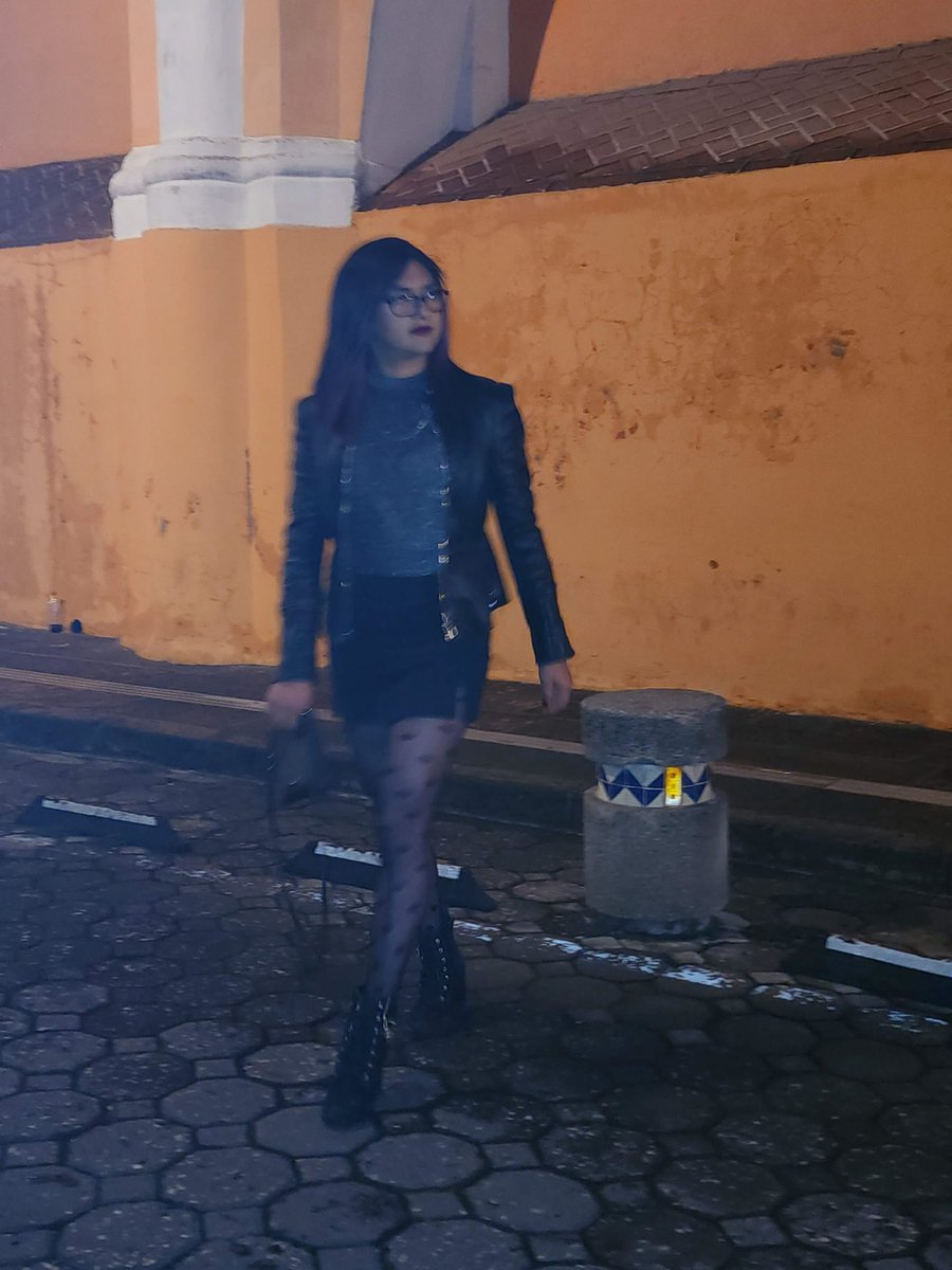 MavisDlaina's tweet photo. Me canse de esperar!! Ya me voy!! Por que tienen miedo de conocer una simple vestida? Le tienen miedo a mi voz de seguro!! 🥺 https://t.co/HfsSlHK09v