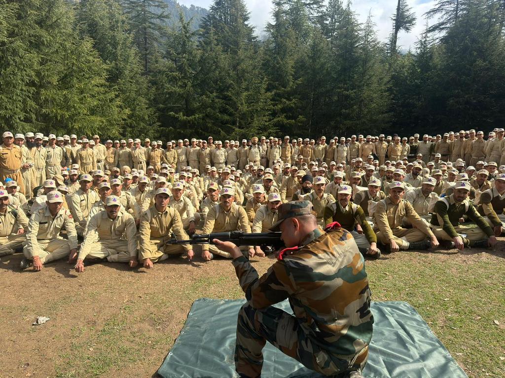 #LtGenMVSuchindraKumar, #ArmyCdrNC visited WhiteknightIA Corps Battle School #Bhalra to motivate and witness the
#JmuKmrPolice personnel undergoing training.
#Agniveer