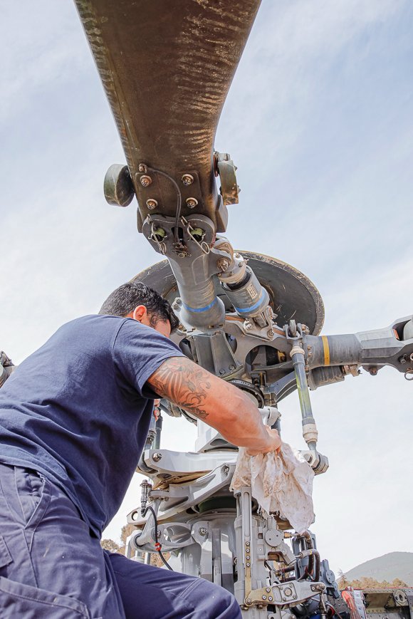 La seguridad de las operaciones aéreas 🚁✈️ pasa por el mantenimiento óptimo de las aeronaves. Es cuando entran el acción los mecánicos, manos de santo. 🌄 Así te damos los buenos días.