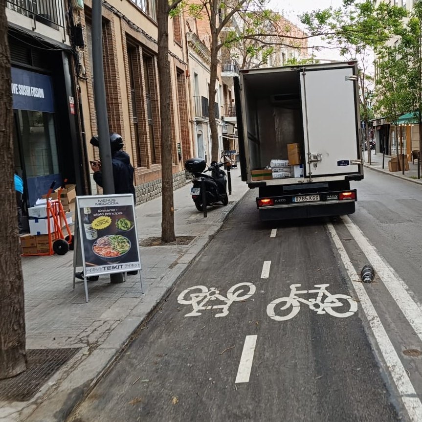 DCBStcugat's tweet photo. Espectacular l'efecte dissuasori del cotxe-càmera del @ajsantcugat que protegeix el CB.
Gràcies per tant.

15:33h. 23/04/2024
C/ Francesc Moragas #SantCugat 

#9785KGX https://t.co/9A2PxPp7Md