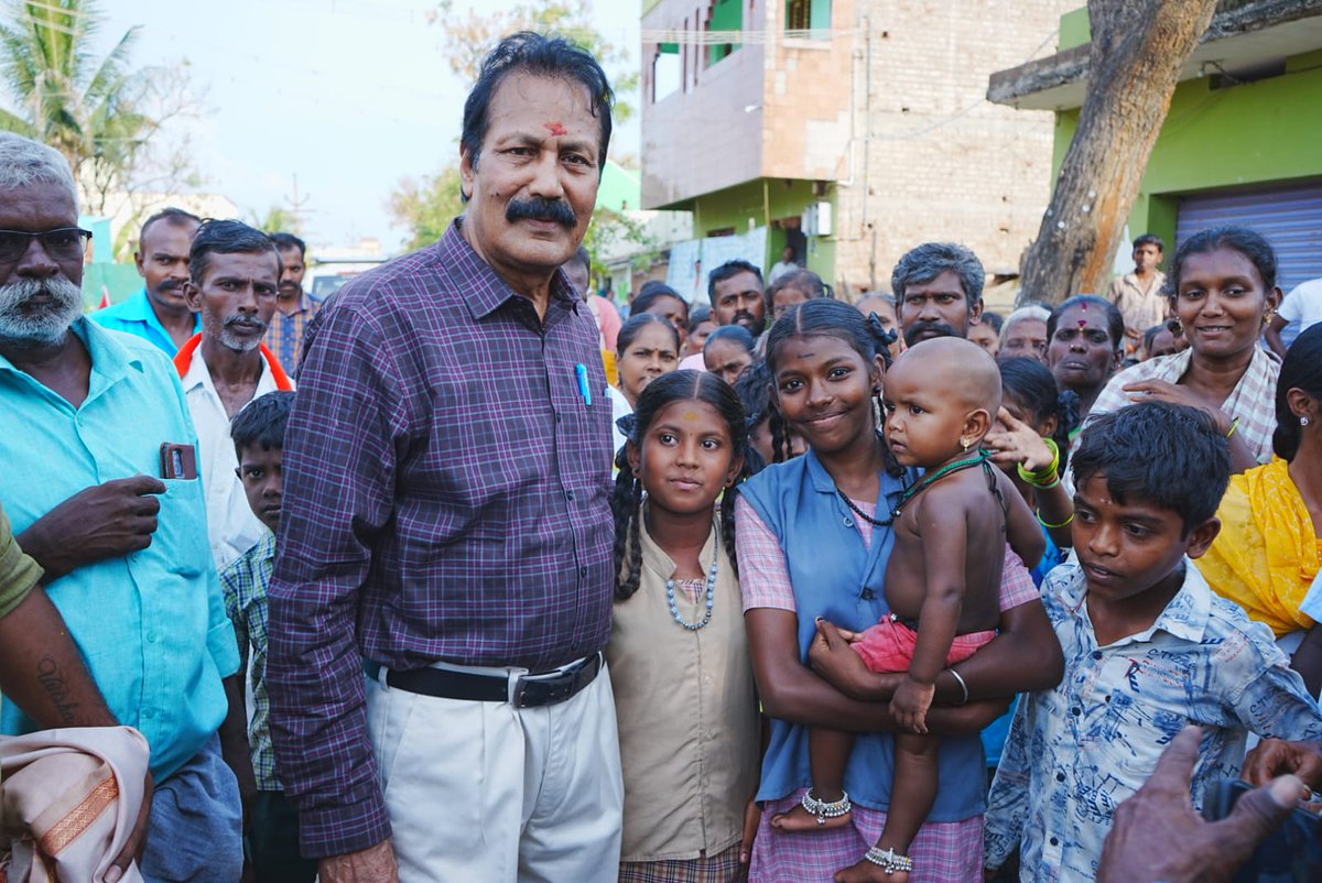 MallalMagesh's tweet photo. சமீப காலமாக அரசியல் குழப்ப நிலையில் இருந்த தேவேந்திரகுல வேளாளர்களை ,மீண்டும் புதிய தமிழகம் கட்சியின் கீழ் ஒருங்கிணைத்த பெருமை பாஜக-வையே சாரும்!

2024 நாடாளுமன்ற தேர்தலில்  பாஜக எடுத்த அரசியல் முடிவு,  தேவேந்திரகுல வேளாளர்களை தாங்கள் யாரென்று நிரூபித்துக் காட்ட  உதவியிருக்கிறது!! https://t.co/HiFdm8za7g