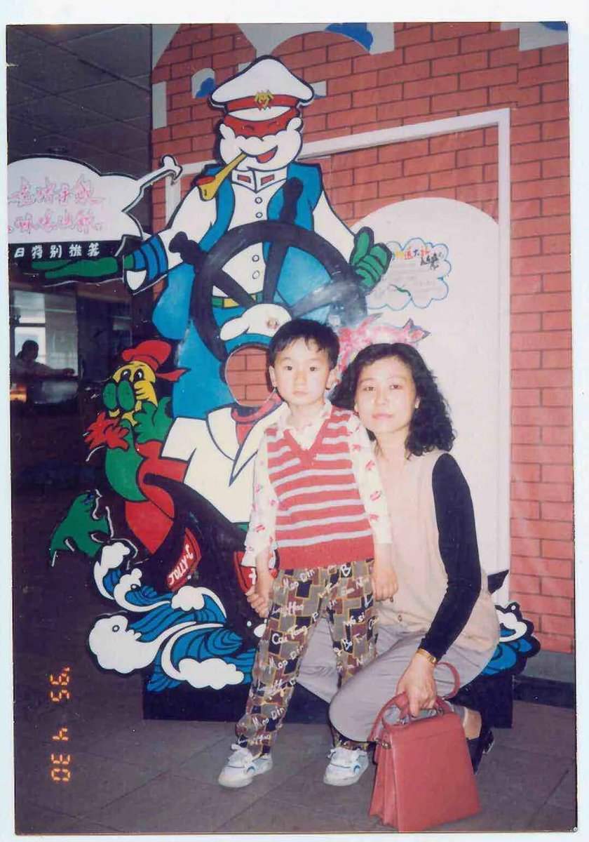 chenlong2024's tweet photo. 发一张自己小时候图 嘿嘿 1995 4.30 武汉商场7 楼 新加坡美食广场 老武汉人都懂的 https://t.co/zyWs6zlYnD