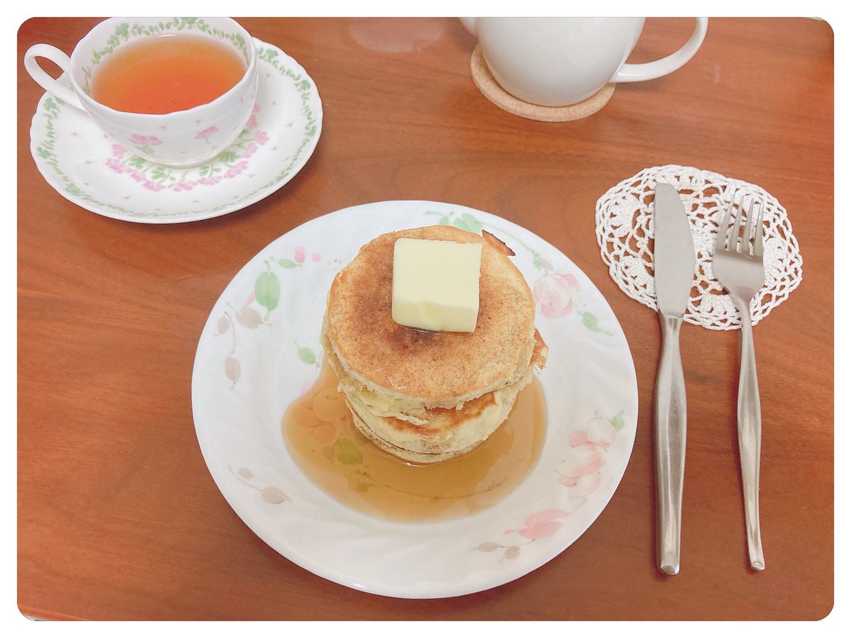 今日の #ティータイム 

お茶
＊ガーデンパーティー／カレルチャペック

ホットケーキミックスがあったからスリコのシリコン型使って、夢のメープルたっぷり３段重ねパンケーキψ(๑'ڡ'๑)ψ

カルディのメープル濃くて美味しい♡

#茶好連 #木漏れ日のお茶会 #おうちカフェ #紅茶 #カレルチャペック