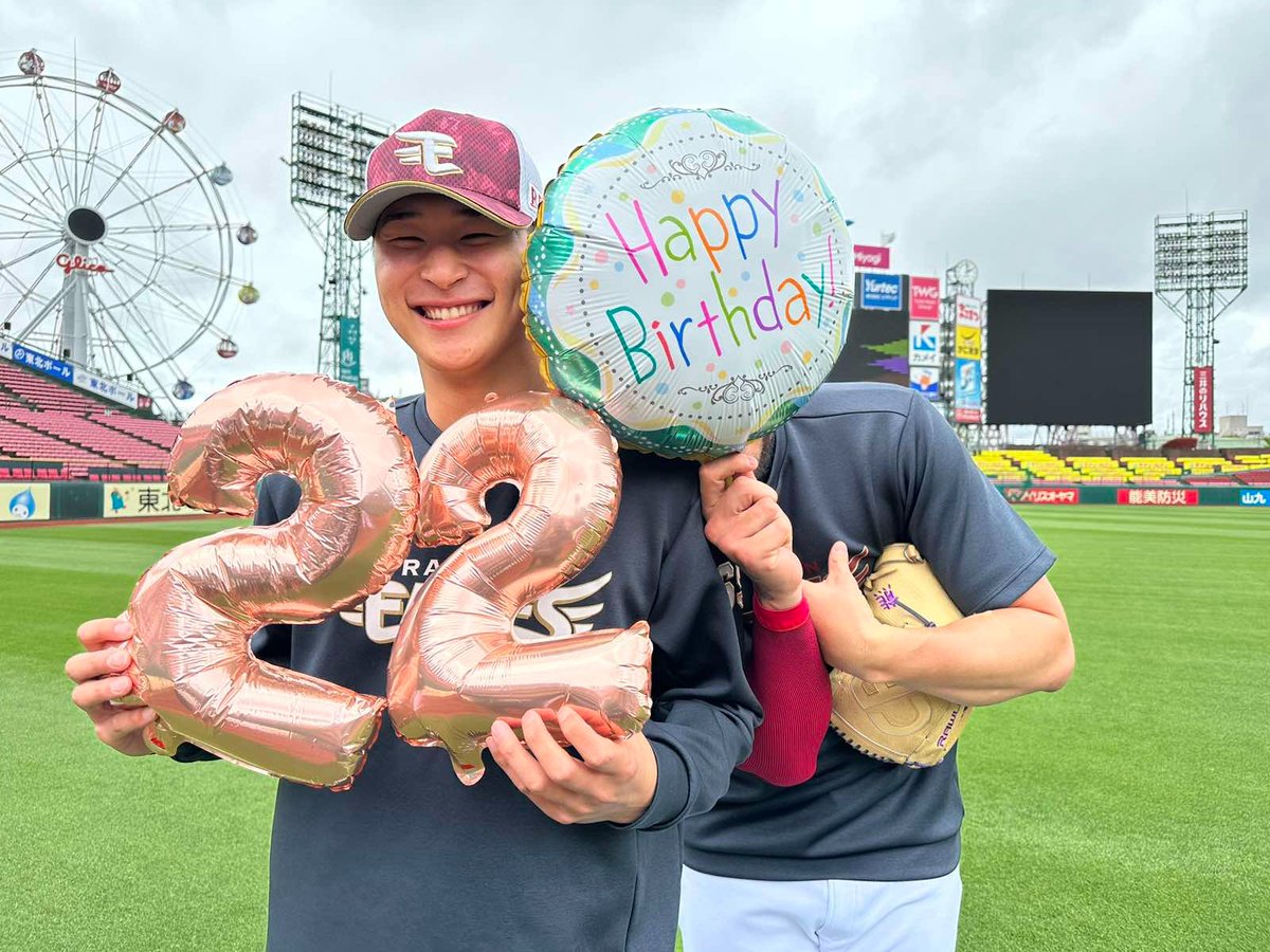 改めて22歳 Happy Birthday🎂 素敵な一年になりますように🎉 写真撮影の時一緒にお祝いしてくれたのは👀 #内星龍 #RakutenEagles #いただき！