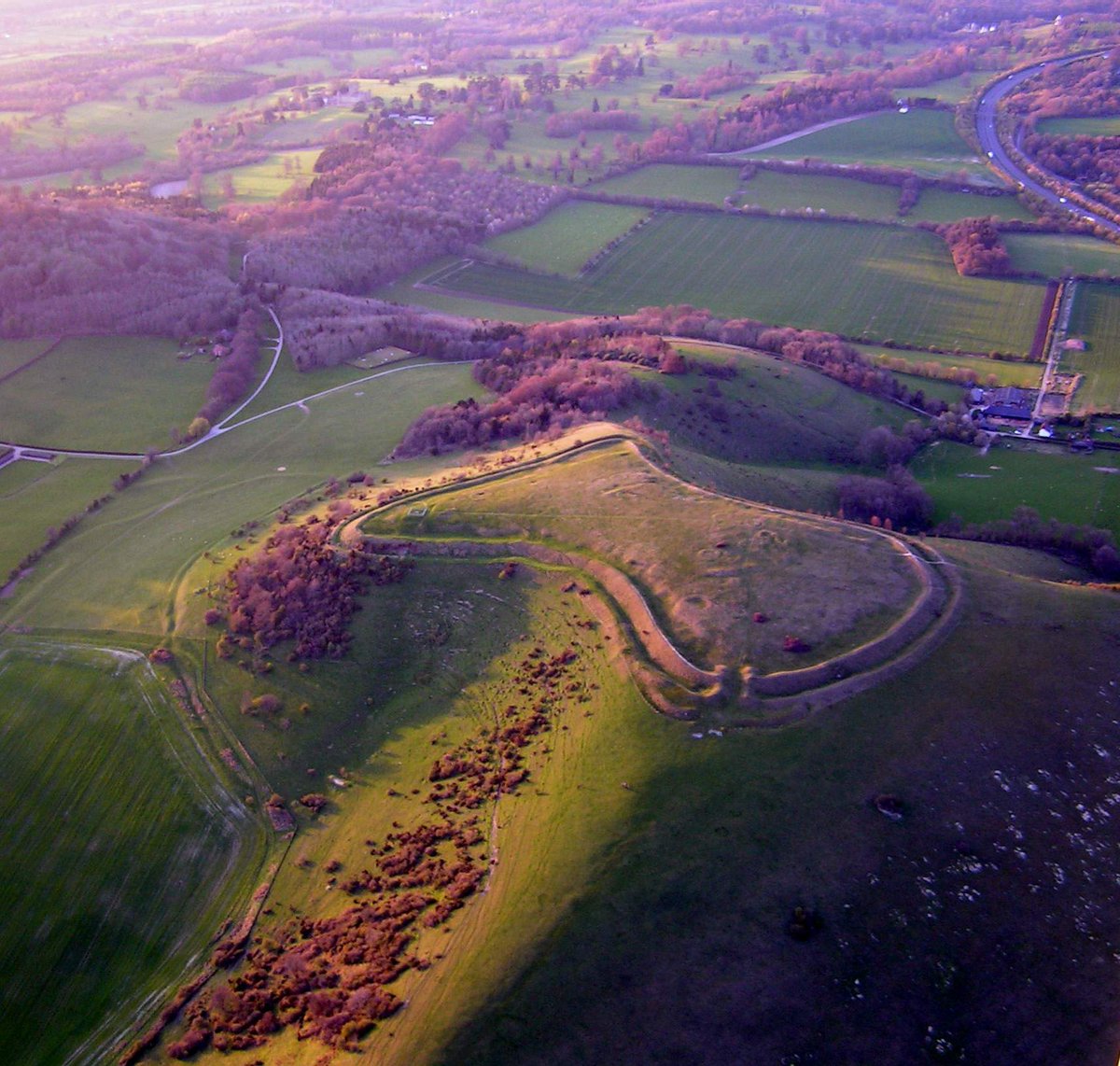 It's #HillfortsWednesday ! Here's the gloriously sinuous, contour-hugging ramparty goodness of Beacon Hill, a stunning 3.8ha Iron Age hillfort in #Hampshire ✈️ 📷 looking NW © Ginny Pringle for @HantsCulture 2015 For more see: hampshirearchaeology.wordpress.com/2015/11/23/bur…