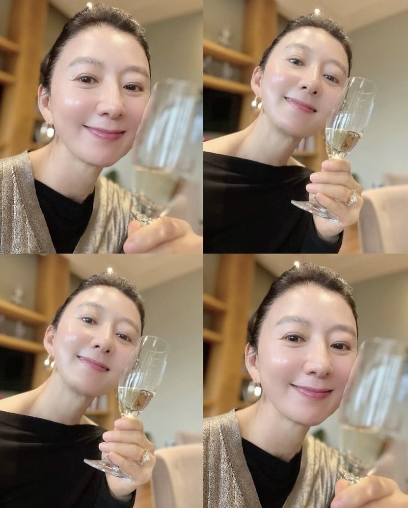 งุ้ย..ดีใจ เดาใจออมม่าถูกด้วยอ่ะ ว่าวันนี้ต้องโพสอีก..eomma สวย..น่ารักที่สุด😍❤️💖🥂✨
#김희애 #KimHeeAe 
#beautifulgirl