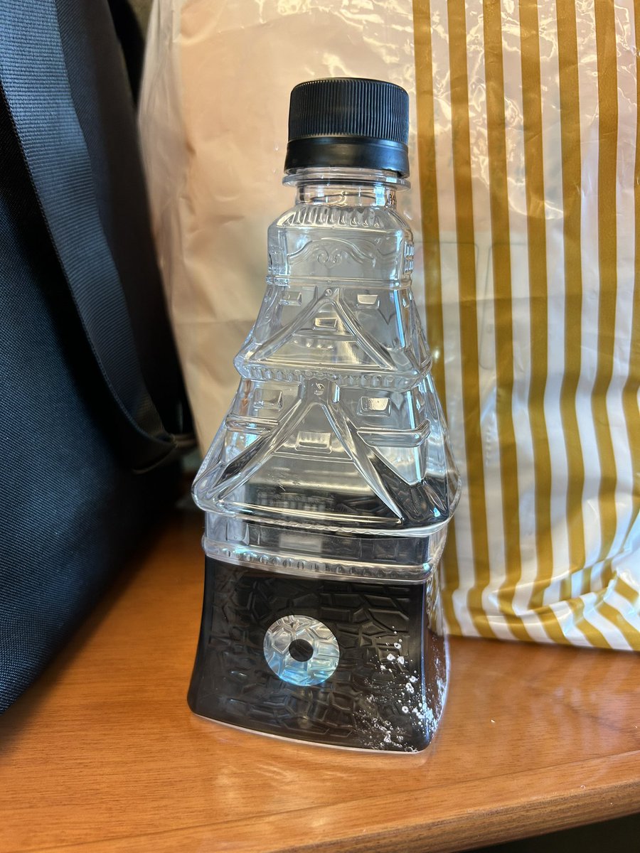 やっと買えた！
昔Twitterで見かけて機会があったら絶対買おうと思ってたやつ。
駅の売店で見かけたので即購入！
これは飾っておかなきゃね✨