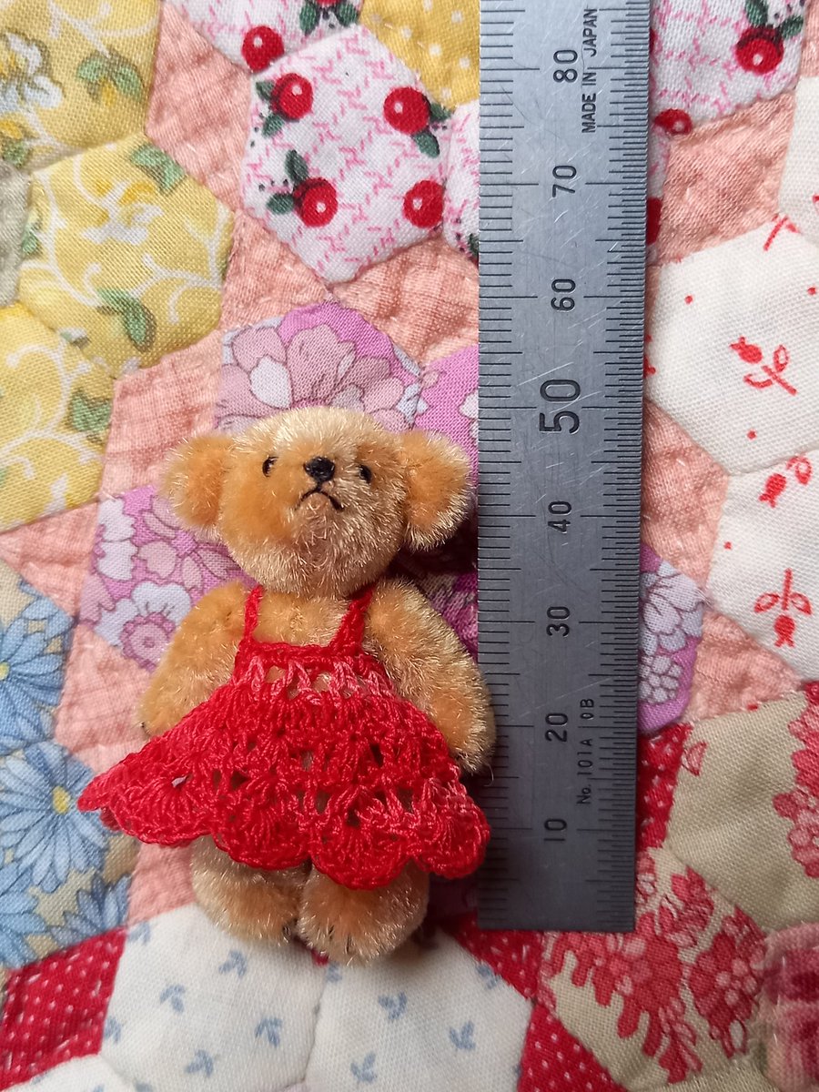 edoyakumaneko's tweet photo. 25年前の型紙で作成しました～🐻

身長4.5センチ～☺️

今は丸顔だけど、この顔が好きです☺️

#magicpaw
#ミニチュアテディベア https://t.co/wPOHbVWAmF