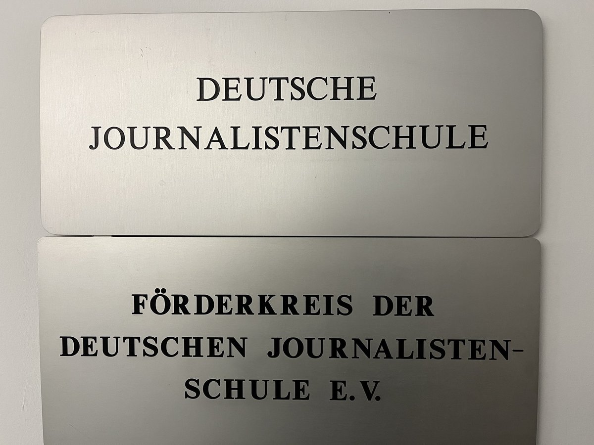 Wie arbeiten Nachrichtenagenturen? Warum sind sie trotz/wegen Social Media wichtiger denn je? Welche Jobs erwarten mich dort &amp; was muss ich mitbringen? Nur ein paar von 77 Fragen rund um <a href="/dpa/">dpa</a> &amp; Co heute <a href="/DJSde/">Deutsche Journalistenschule</a> in München bei den jungen Kolleg*innen der 62B #dpabayern #dpasüdwest