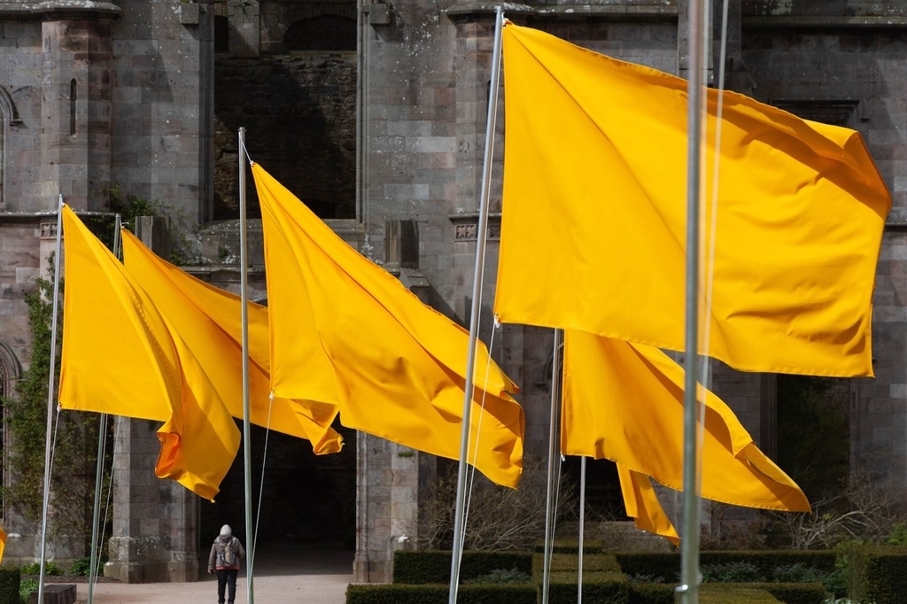 Today’s image of OR - a celebration in gold’ - so@e of the golden yellow flags against the gothic ruin of Lowther Castle. I had a lovely hour or so in the installation yesterday catching the light sweep across the piece - it’s hard in pictures to convey… instagr.am/p/C6IlvIrIBlY/