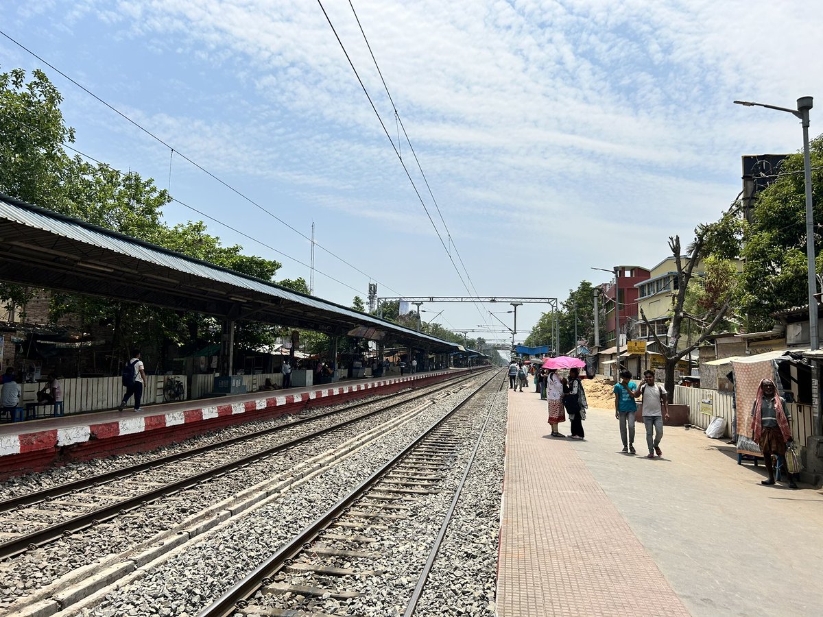 Platform Level is Low! no Sheds for passengers! Very unusual!! @drmsdah Station Simurali …..