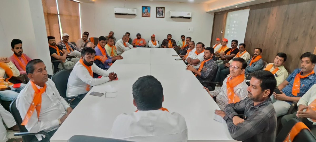 Kiritbhai_Patel's tweet photo. આગામી સમય માં યોજાનાર પ્રધામંત્રીશ્રી નરેન્દ્રભાઈ મોદી સાહેબ @narendramodi  ની જાહેર સભાના  આયોજન અને વ્યવસ્થાના ભાગરૂપે આજરોજ જૂનાગઢ જિલ્લા ભાજપ કાર્યાલય ખાતે જૂનાગઢ તાલુકા ભાજપ ના મુખ્ય હોદ્દેદારો અને આગેવાનો સાથે ચર્ચા કરી જરૂરી માર્ગદર્શન આપેલ. https://t.co/uEz6MIORc1