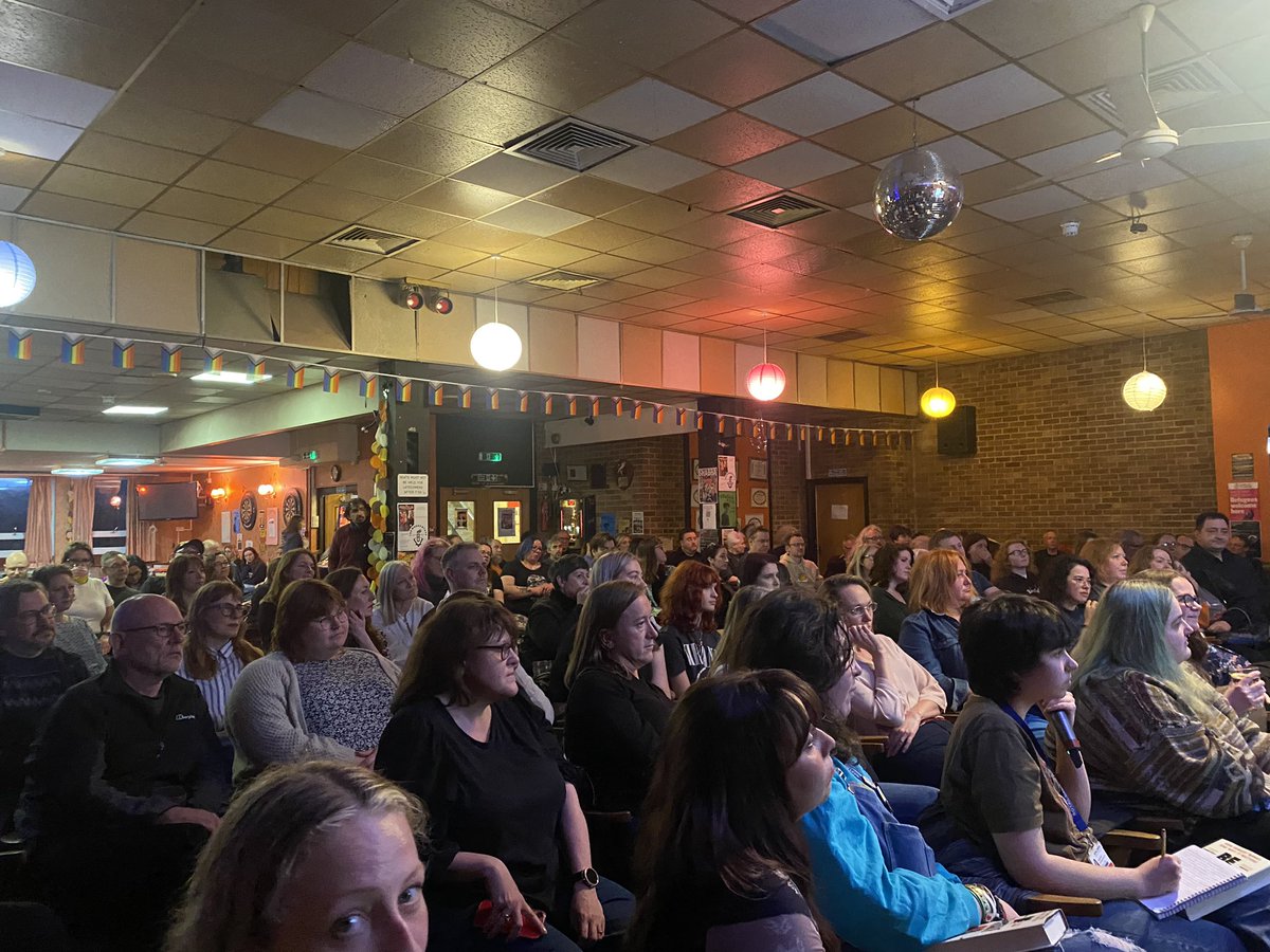 HUGE THANKS to @gralefrit and @benwillbond for a fascinating delve into the workings of comedy. Big up the @unbounders crew and everyone who came along to the @stowtradeshall for an exceptional launch event for BE FUNNY OR DIE - HOW COMEDY WORKS AND WHY IT MATTERS 📕 🎭 🤡