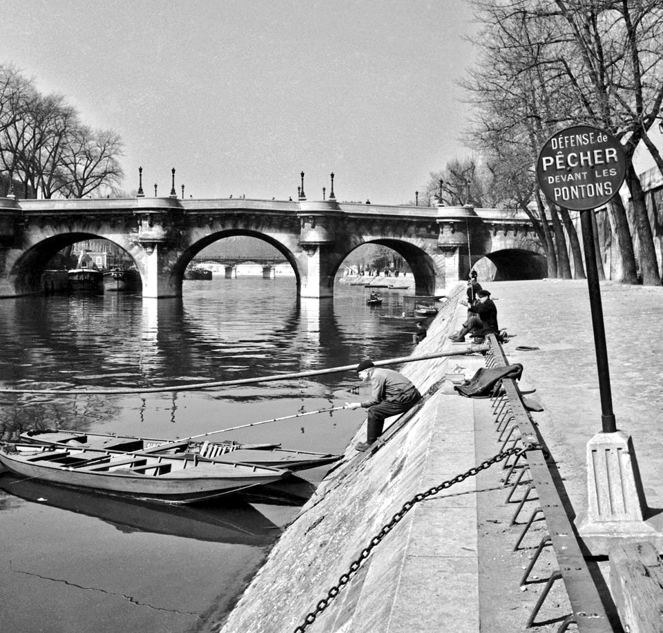 Slim Aarons. 
Les pêcheurs 
1949. Paris Seine