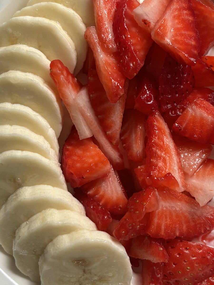 graciesbakes's tweet photo. strawberries and bananas can fix me https://t.co/aVChqhfNte