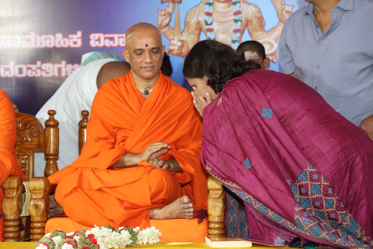 Geetha_Shivann's tweet photo. ಆದಿಚುಂಚನಗಿರಿ ಮಹಾಸಂಸ್ಥಾನ ಶಿವಮೊಗ್ಗ ಶಾಖಾ ಮಠಸ ಶ್ರೀ ಕಾಲಭೈರವೇಶ್ವರ ಸ್ವಾಮಿ ದೇವಸ್ಥಾನಕ್ಕೆ ಭೇಟಿ ನೀಡಿ, ಪರಮಪೂಜ್ಯ ಶ್ರೀಶ್ರೀಶ್ರೀ ಡಾ.ನಿರ್ಮಲಾನಂದನಾಥ ಮಹಾ ಸ್ವಾಮೀಜಿ ಹಾಗು ಆದಿಚುಂಚನಗಿರಿ ಮಹಾಸಂಸ್ಥಾನ ಮಠದ ಪ್ರಧಾನ ಕಾರ್ಯದರ್ಶಿಗಳಾದ ಪೂಜ್ಯ ಶ್ರೀ ಪ್ರಸನ್ನನಾಥ ಸ್ವಾಮೀಜಿ ಅವರ ದರ್ಶನಾಶೀರ್ವಾದ ಪಡೆದೆನು. https://t.co/jZkQGUidBp