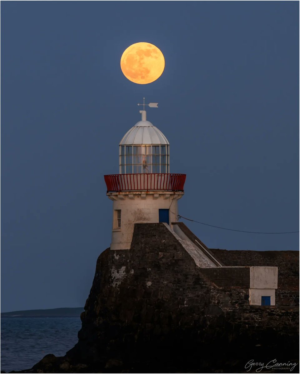 The 'Pink Moon' rising over Balbriggan lighthouse last night.

#pinkmoon #moonrise #Moon #ourbalbriggan #lighthouse   #astronomy #irelandseastcoast #ireland #canonr6 #sigma150600