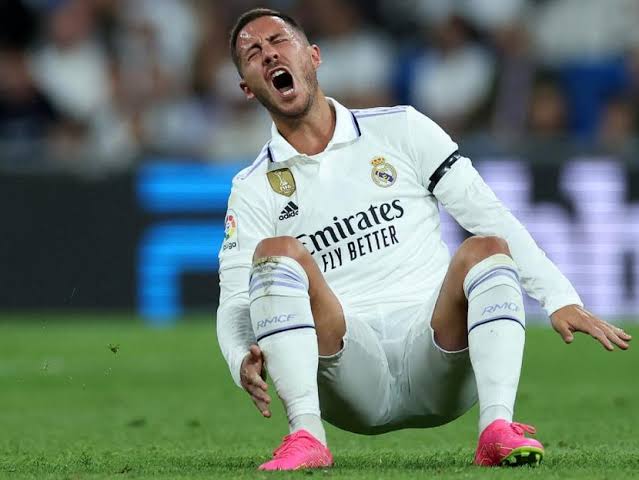 Wizdomtz's tweet photo. PLAYERS THAT FLOPPED AFTER MEGA MONEY TRANSFER AND HIGH EXPECTATIONS SINCE 2015

#Thread

1. Eden Hazard 
Alikuwa moja ya wachezaji hatari katika ligi kuu ya Uingereza akiwa na kikosi cha Chelsea kabla ya kutimmkia viunga vya Madrid kwa dau linalofikia Euro 142.
Hakuwa na bahati alipojiunga na Mabingwa hao wa kihistoria wa Ulaya baada ya kupata majeruhi na kumuweka nje kwa muda mrefu sana.