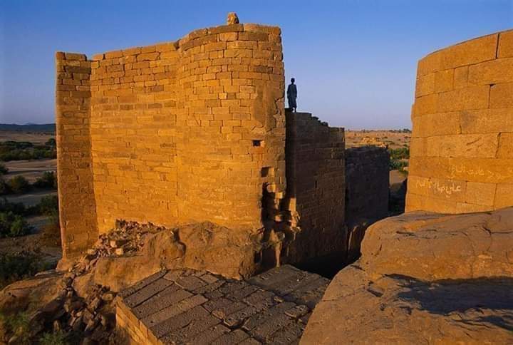 'Geçmişi değiştiremeyiz ama bilebiliriz; geleceği ise bilemeyiz ama değiştirebiliriz...' 

| Mehmet Genç

📷 G.Steinmetz
Marib Barajı / Yemen