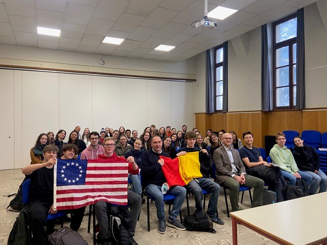 Embassy staff visited Institut Sainte-Marie in Arlon last Friday to talk to these incredible students about the American Dream. Their insights and enthusiasm were truly inspiring! Would you like a 🇺🇸 diplomat to give a presentation at your school or organization? 👉 Let us know