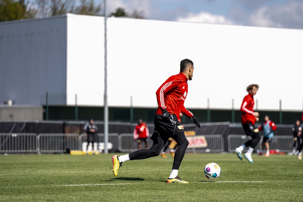 As @gruffingtonpost once sung, Gonna manage my time Just like Johann Cruyff If we do it together We've got meaning of life Danilho in training yesterday.