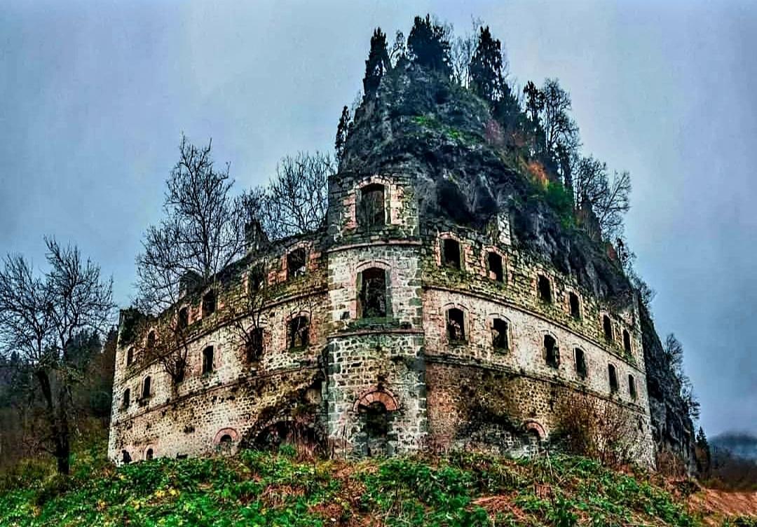 TRABZON/VAZELON MANASTIRI: Yapım tarihi kesin olarak bilinmemektedir. M.S. 270 ile M.S. 317 tarihleri öne sürülmektedir. Bu tarih, Sümela Manastırı'nın kuruluşundan daha eskidir. Bu manastıra turist ziyaretinin milyonlar olması gerekir❗️ Ama nerdeeee...