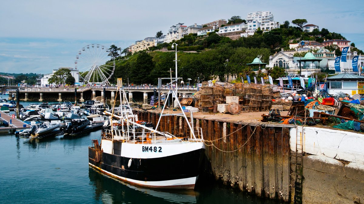 Torquay is a thriving seaside town set on Devon's English Riviera coast with a busy harbour, sandy beaches and a wonderful array of continental-style cafes, restaurants and cocktail bars 🍹 

🔗  bit.ly/3mpCqkD