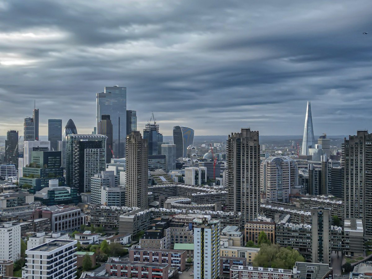 A few Drone shots from Barbican this morning😊 @bbcweather @Kate_Kinsella @SallyWeather @ChrisPage90 @itvweather @StormHour @ThePhotoHour @visitlondon #LetsDoLondon #LoveUkWeather @metoffice #djimini3pro @HollyJGreen @WeatherAisling @WeatherNick @lizzieweather #London