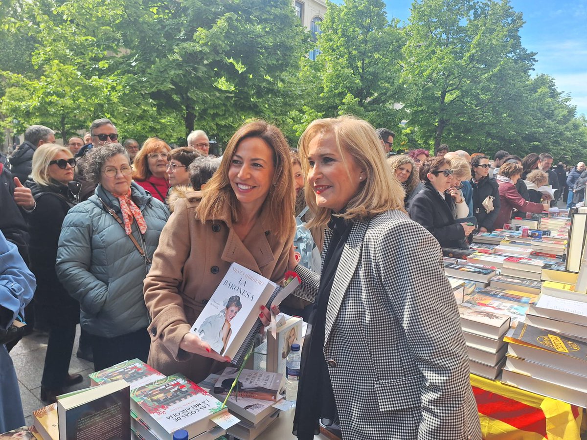 La de ayer fue una jornada emocionante en #Zaragoza rodeada de amigos y sorpresas!!! Quiero volver!! #DíaDelLibro 📚📖🌹