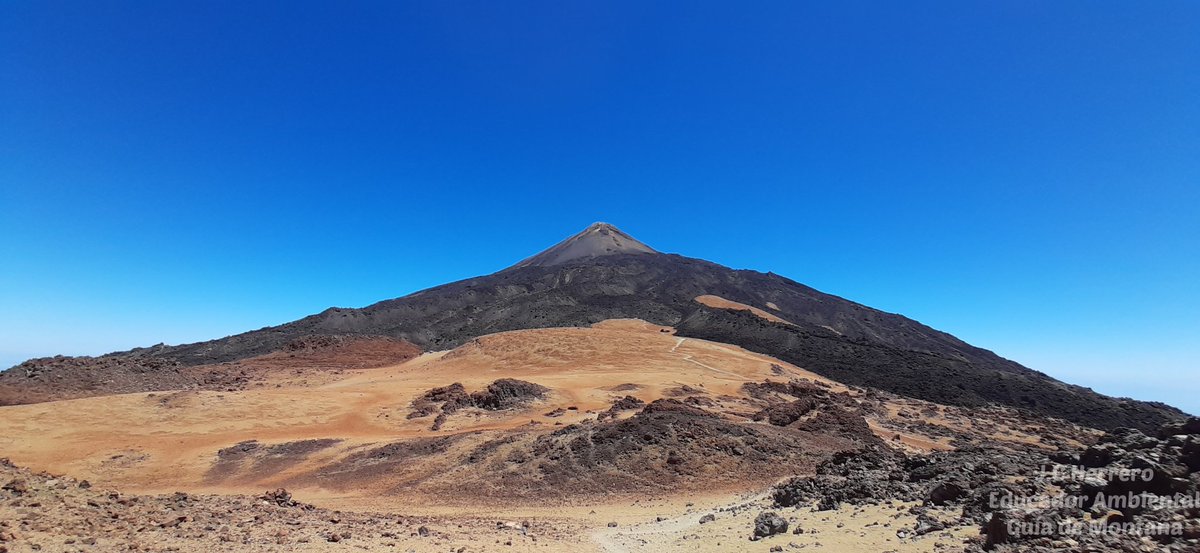 '...esa mezcla de mundo en tensión y de tierra devorada por el fuego que se extiende en medio de un vasto cráter...' (Luis Diego Cuscoy)

#ParqueNacionaldelTeide  #Teide #PicoViejo #GuíaPNTeide #EducadorAmbiental #GuíadeMontaña #Tenerife