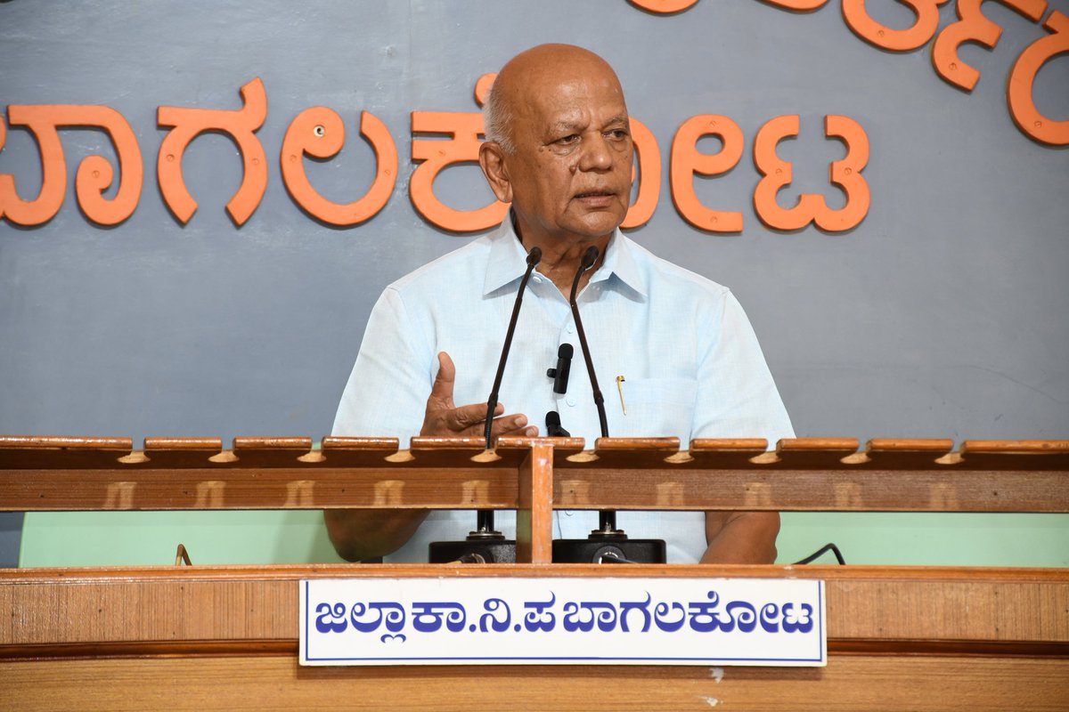 srpatilbagalkot's tweet photo. ದಕ್ಷಿಣ ಕರ್ನಾಟಕ ಜಿಲ್ಲೆಗಳಿಗೂ ಕೃಷ್ಣಾ ನದಿ ನೀರು ಎಂಬ ಮಾಜಿ ಪ್ರಧಾನಿ ಶ್ರೀ ಎಚ್.ಡಿ.ದೇವೇಗೌಡ ಅವರ ಹೇಳಿಕೆ ಅಘಾತ ತಂದಿದೆ ಇದರ ಕುರಿತು ಇಂದು ಬಾಗಲಕೋಟ ಜಿಲ್ಲಾ ಪತ್ರಿಕಾಭವನದಲ್ಲಿ ಪತ್ರಿಕಾಗೋಷ್ಠಿ ನಡೆಸಿ ಮಾತನಾಡಿದೆ.
#bagalkot #PressMeet https://t.co/05CC14vFX3