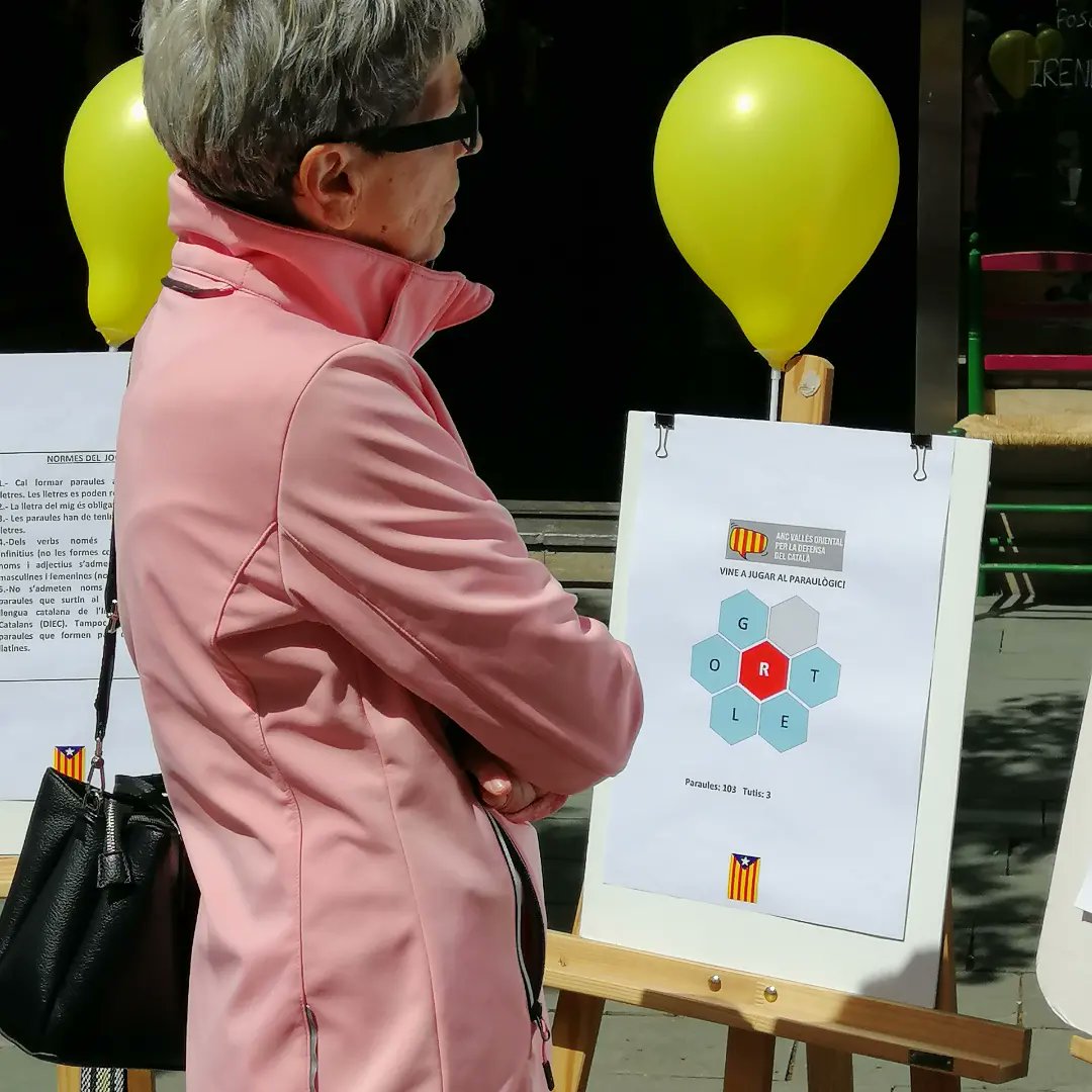 Jugant al @paraulogic a la parada de l'@ANCgranollers al llarg de tota la Diada de Sant Jordi. Grans i petits, famílies que juguen plegades al paraulògic. Tot un èxit!