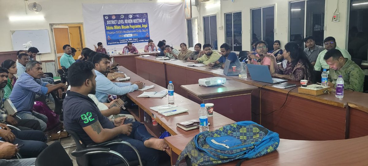 YCDAOdisha's tweet image. Review meeting on Ragi Procurement conducted at ATMA conference hall in Angul, chaired by CDAO, Angul. Representatives from 5 OMM blocks of Angul and officials like ADO Angul, Atthamallik, alcher &amp;amp; BAOs were present along with CRPs, BCs, and ABCs. #OdishaMilletMission #YCDAOdisha