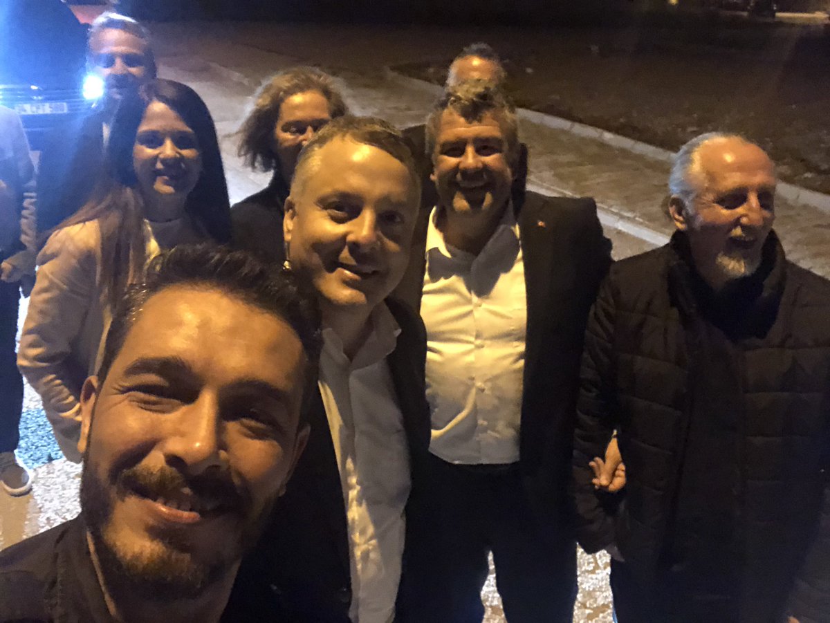 Karesi Belediye Başkanımız <a href="/avmesutakbiyik/">Mesut Akbıyık</a> Başkan Yardımcımız  <a href="/Av_KemalAydemir/">Av. Kemal AYDEMİR</a> ,in Mahalle ziyaretleri devam ediyor Hem sorunları dinliyor hem halkımızla güzel sohbet ediyor durmak yok. 
<a href="/hilaldemirozer/">HİLAL DEMİRÖZER</a> <a href="/Ceylin7610/">Ceylin</a> <a href="/eczserkansari/">Serkan Sarı 🇹🇷</a> <a href="/eczozgurozel/">Özgür Özel</a> <a href="/EnsarAytekin10/">Ensar Aytekin</a>