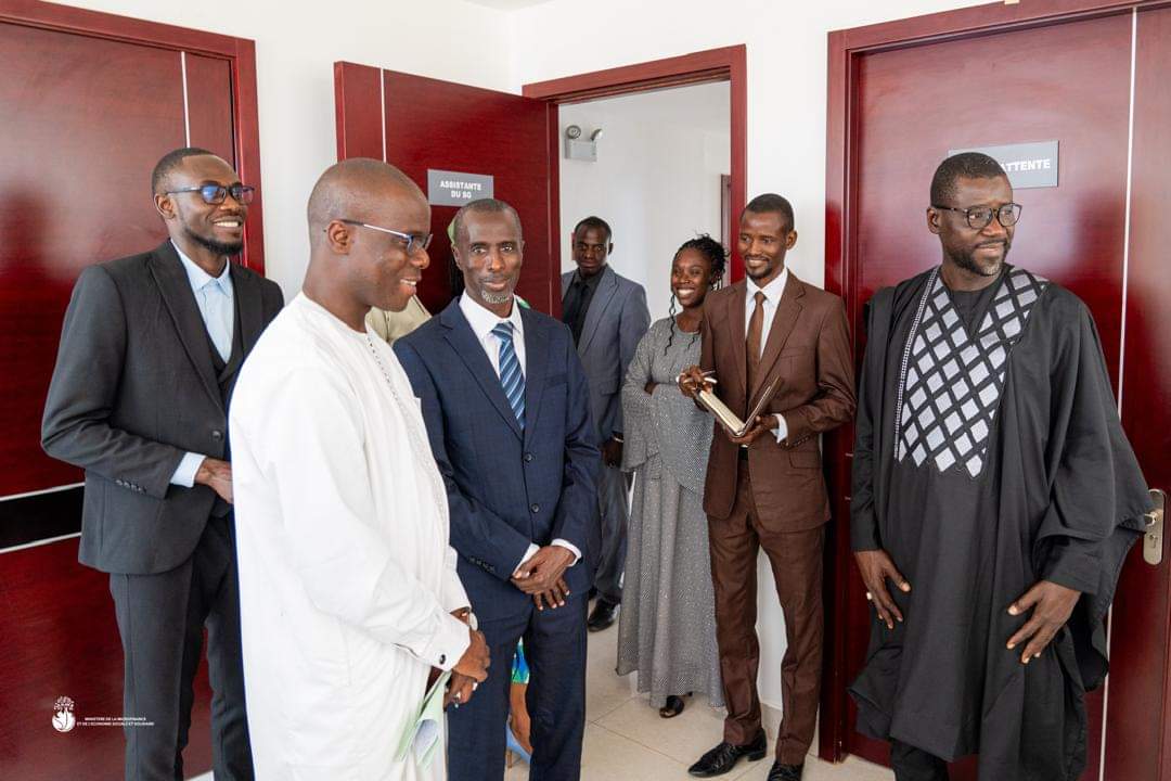 dr_aliounedione's tweet photo. Après une première étape qui l'a menée au FIMF, au Promise, à la PLASEPRI et au FONAMIF, le Ministre Dr Alioune Dione Badara a poursuivi, la visite des services relevant de son ministère ce lundi 22 avril 2024.
#Senegal #VisiteMinistérielle #MMESS https://t.co/MAnflyy3g2