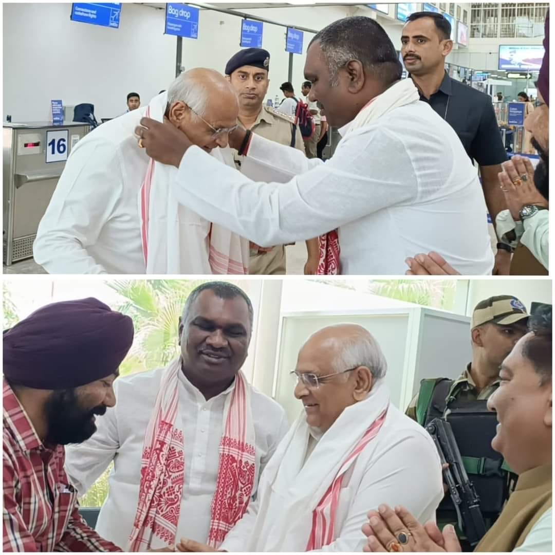 आज भगवान बिरसा मुंडा की पावन धरती आगमन पर रांची एयरपोर्ट में गुजरात के माननीय मुख्यमंत्री श्री @Bhupendrapbjp जी का स्वागत नेता प्रतिपक्ष श्री @amarbauri जी ने किया, इस दौरान प्रदेश कोषाध्यक्ष श्री @deepakbankabjp जी भी उपस्थित रहे.