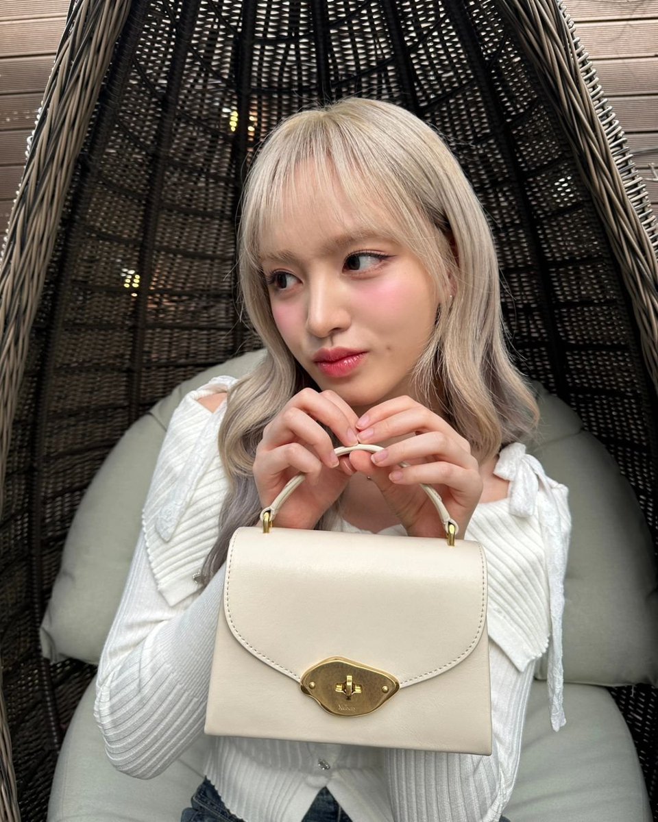 𝐌𝐮𝐥𝐛𝐞𝐫𝐫𝐲 🤍🤍

#광고 #MulberryLana #MulberryEngland #멀버리

#IVE #아이브 #アイヴ
#LIZ #리즈 #リズダム