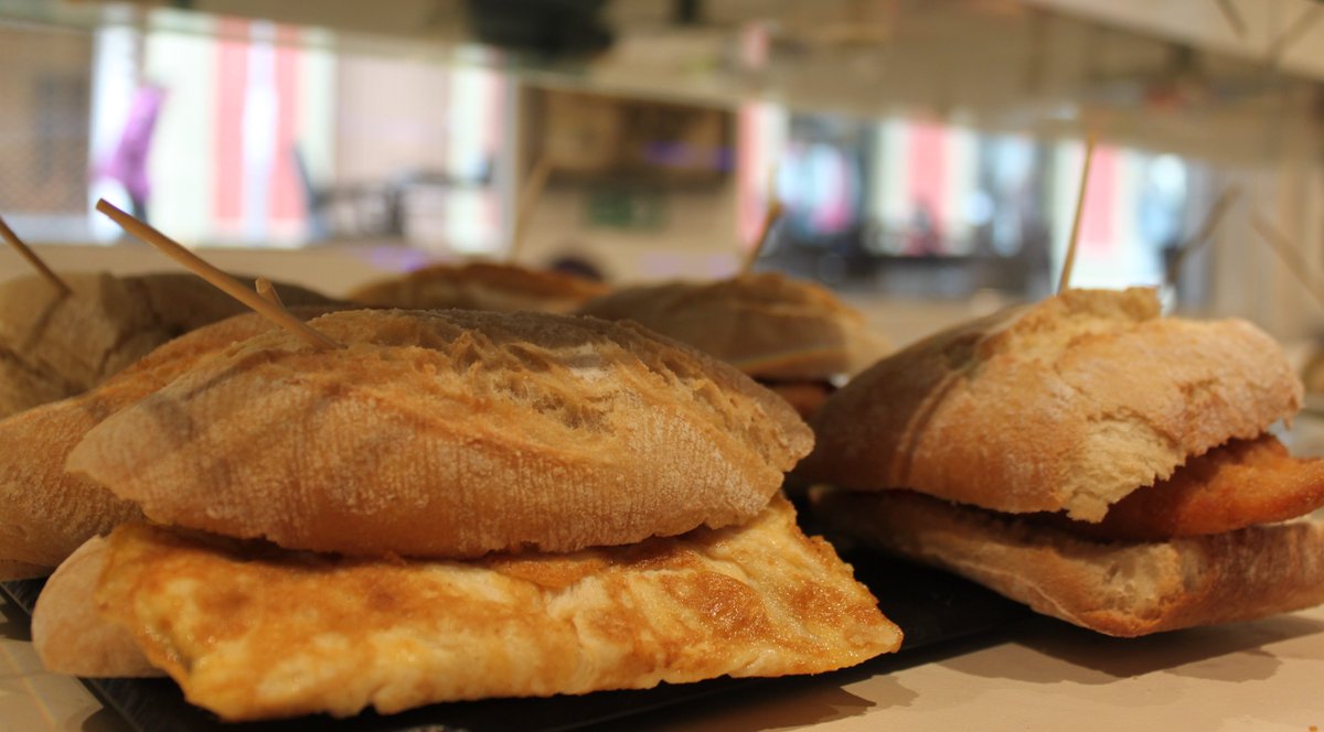 LaBoticaIndiana's tweet image. ¡Buenos días!
📆 Miércoles 24 de abril. Empezamos la jornada desayunando un #café y un #pincho en el Rocker Soul Coffee de #Candás (bit.ly/RockerSoulCoff…), frente a La Botica Indiana.
#FelizMiércoles #Asturias #MomentosÚnicos