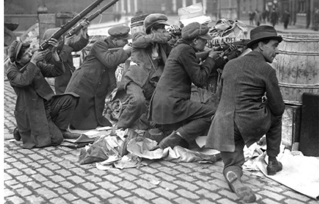 Le 24 avril 1916 à Dublin un groupe d’irlandais du Sinn Fein et de l’IRB se soulèvent contre le colonisateur britannique. Sur Roger Casementvet James Connolly forment la future IRA cette insurrection annonce l’indépendance de l’Irlande.