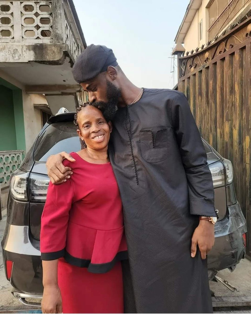 gsbabatunde's tweet photo. Tunde Onakoya and His Mum❤️❤️❤️❤️❤️❤️❤️❤️
#Nollyviews #Tunde58HoursOfChess #Chessmarathonforchange https://t.co/UMWIord8iN