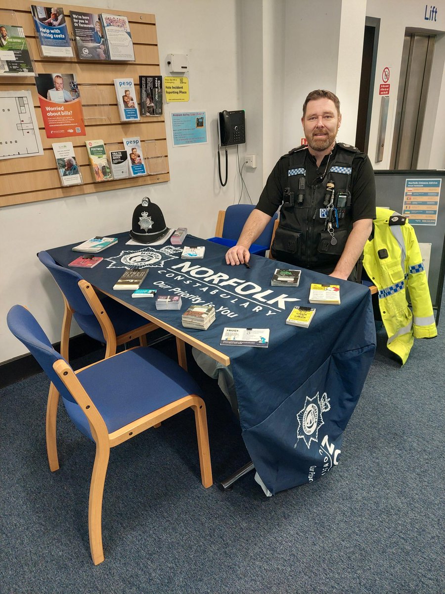 If you've been out around South Yarmouth over the last few days, you might have seen Beat Manager PC Dan Beales. Yesterday (Tues 23 April) he spent the morning at Britannia Pier and Great Yarmouth Library, and on Thurs (18 April) he spoke to residents on Peggotty Road.