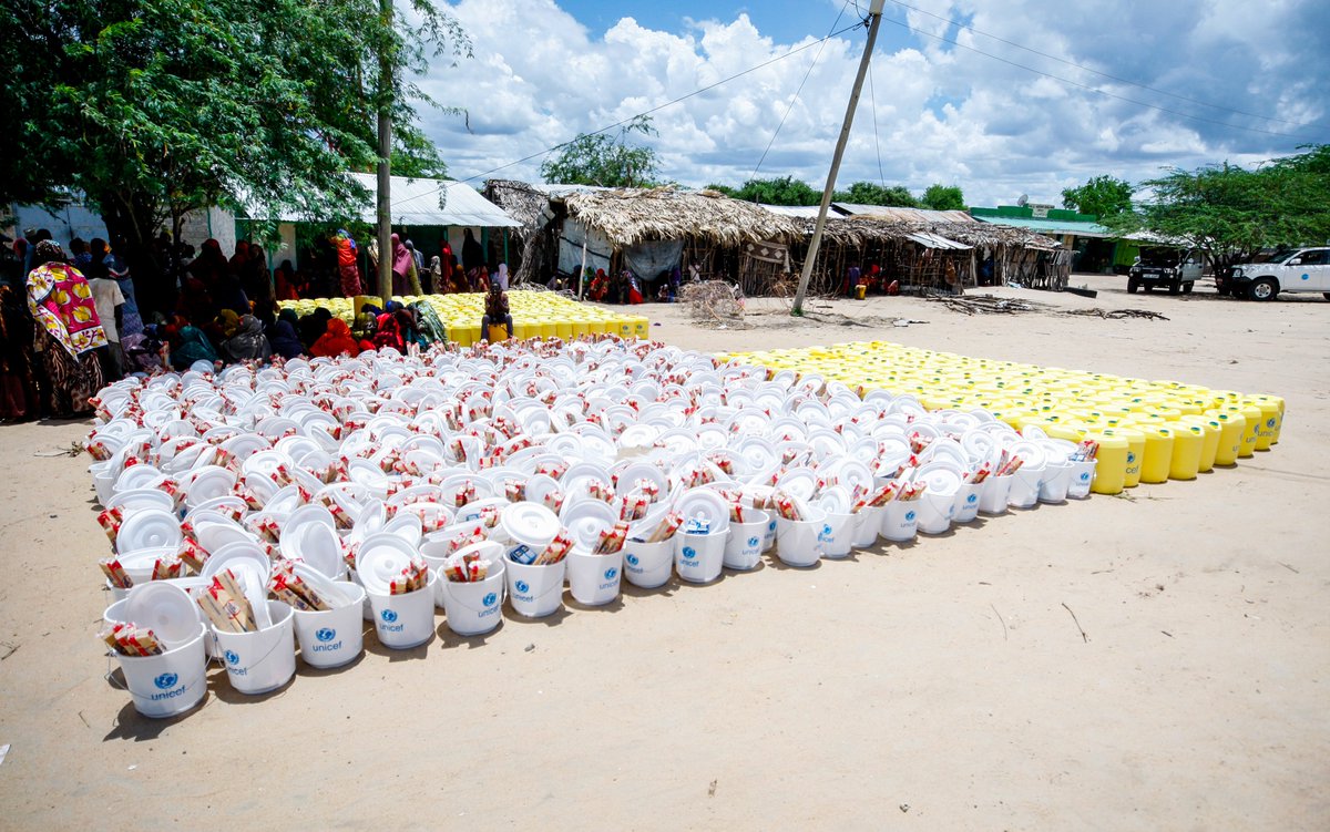Thanks to support from @UKaid, @UNICEFKenya and partners have been supporting families affected by the floods in Tana River County.

This includes the provision of water, hygiene and sanitation supplies, water storage tanks and menstrual hygiene management kits.