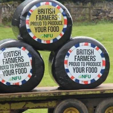 Love these bale stickers! 🚜 🇬🇧 

📸 NFU