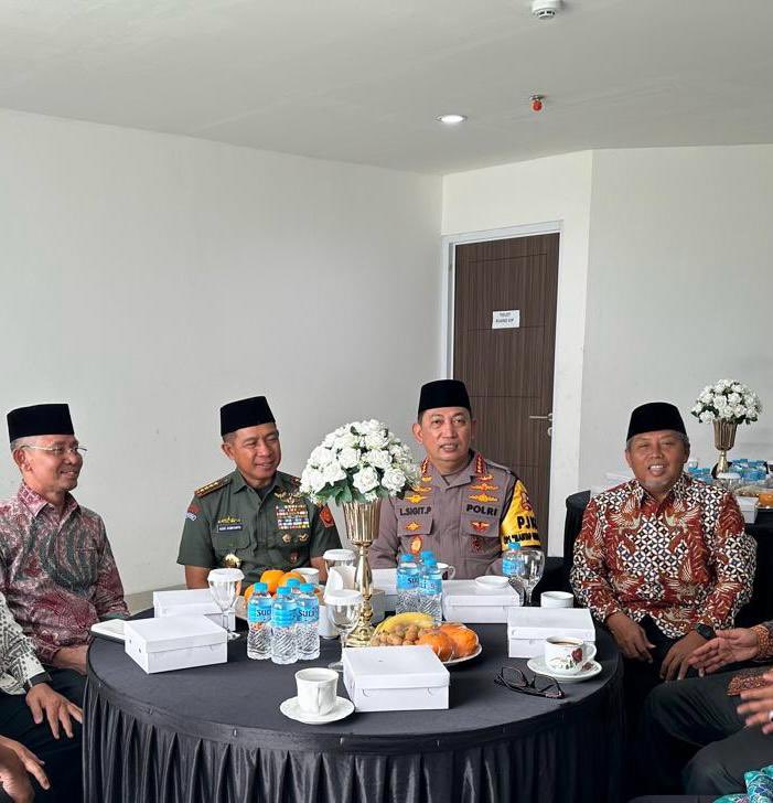 AkibIrwan's tweet photo. Rabu, 24 04 2024 hadir di Aula KH Ahmad Azhar Basyir, MA Gedung Cendekia UMJ dalam rangka acara Halal bil Halal dan Silaturrahim PPM. Kegiatan dihadiri Ketua Umum PPM bersama PPM, Panglima TNI, Kapolri, Dibes negara sahabat, PBNU dan Pimpinan Ortom tk Pusat dan UPP PPM https://t.co/VkowlIHbOu