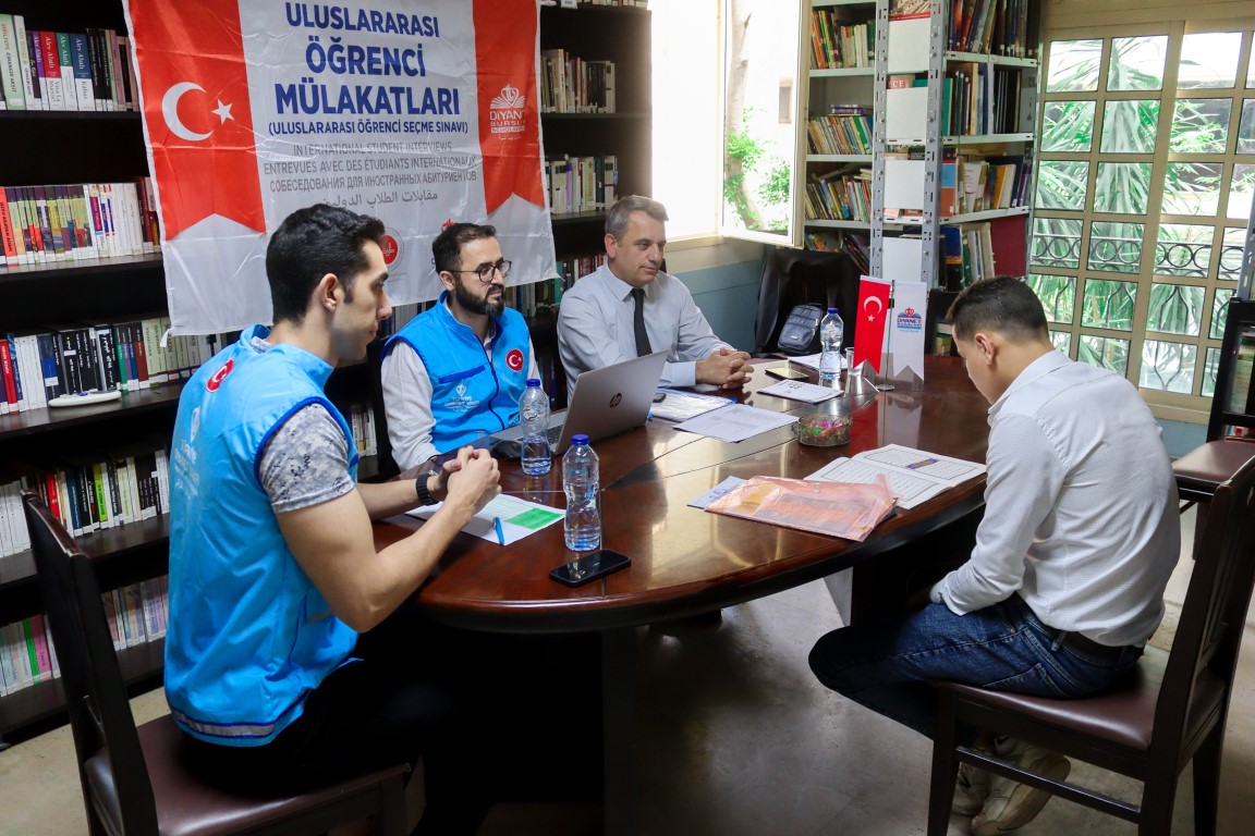 Mısırlı öğrenciler TDV bursu mülakatlarına yoğun ilgi gösterdi Türkiye Diyanet Vakfının (TDV) uluslararası burs programından yararlanmak isteyen Mısırlı öğrencilerin mülakatlara ilgisi oldukça yoğun oldu. tdv.org/tr-TR/misirli-… #EğitimİleDeğişirDünya