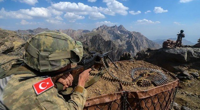 📌 Millî Savunma Bakanlığı: Kahraman Türk Silahlı Kuvvetlerimiz, Suriye’nin kuzeyindeki Fırat Kalkanı bölgesinde huzur ve güvenlik ortamını bozmak için taciz ateşi açan 4 PKK/YPG’li teröristi etkisiz hâle getirdi.