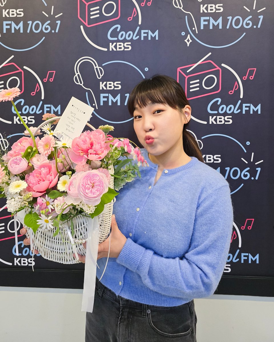 CUBEentertainer's tweet photo. [📸] [#이은지]
240424 @ 이은지의 가요광장

🎉🎂 경 축 텐 디 첫 돌 💐💞
오늘은 이은지가 #가요광장 을 시작한 지 1년 되는 날💞
모두 텐디의 첫돌을 축하해 주세요🎉

#LEE_EUNJI
#이은지의가요광장 https://t.co/ePSsHBCS8Q