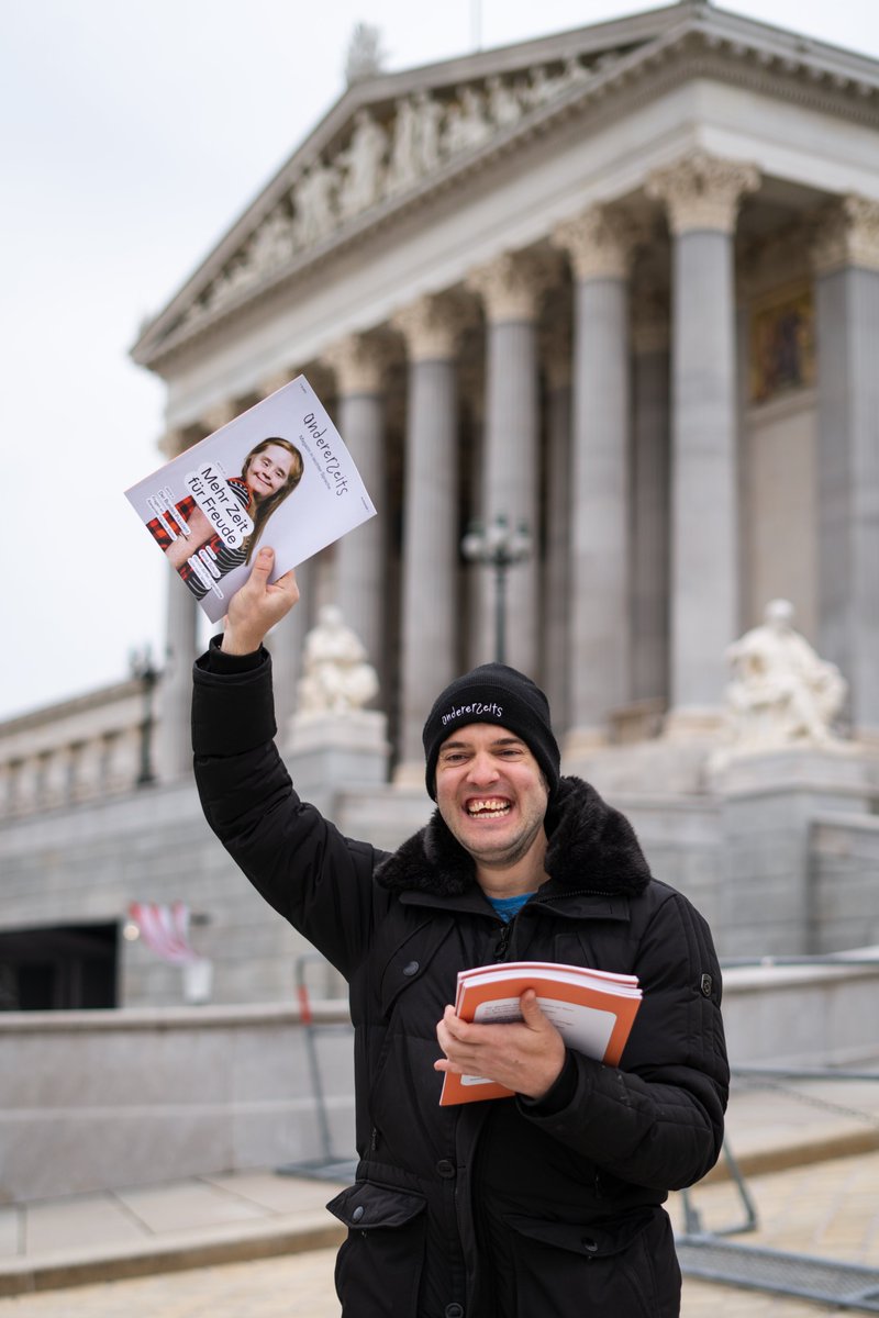 andererseits's tweet photo. Gestern waren wir mit unserem gedruckten Magazin in leichter Sprache vor dem Parlament. 700.000 Personen in Österreich brauchen Leichte Sprache. Aber sie können sich nicht informieren. Es fehlen Angebote. Und heuer ist Super-Wahljahr! 🧵 (1/4) https://t.co/YdfYMbxz3R